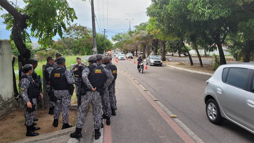 Imagem 1 - Força Nacional atua em áreas estratégicas para garantir ordem pública no RN. Desde o pedido formal de apoio feito pelo Governo do RN na terça-feira (14), 105 agentes da Força Nacional desembarcaram no Estado para dar apoio ao trabalho realizado pelas instituições estaduais de segurança. De forma integrada, estes agentes atuarão em áreas estratégicas, dando apoio ao trabalho das forças estaduais no combate a atos criminosos. Imagem 1 - Força Nacional atua em áreas estratégicas para garantir ordem pública no RN. Desde o pedido formal de apoio feito pelo Governo do RN na terça-feira (14), 105 agentes da Força Nacional desembarcaram no Estado para dar apoio ao trabalho realizado pelas instituições estaduais de segurança. De forma integrada, estes agentes atuarão em áreas estratégicas, dando apoio ao trabalho das forças estaduais no combate a atos criminosos.