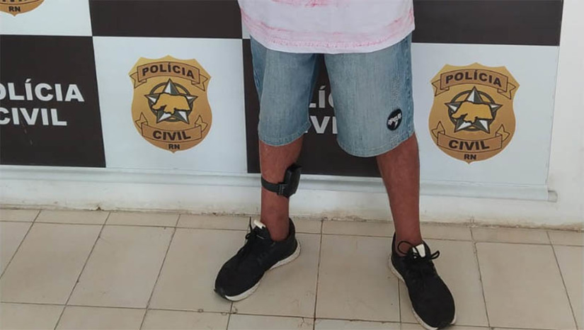 Imagem 1 - Condenado por estrupro de vulnerável contra uma criança de 8 anos é preso em Luís Gomes. Francisco Gilvelan Fortunato, de 54 anos, foi preso pela polícia civil do município nesta quarta-feira (15). De acordo com informações do Delegado Hércules Freitas, o crime aconteceu na cidade de Luís Gomes, no ano de 2022. Atualmente, Francisco estava em liberdade monitorada por tornozeleira eletrônica, mas, de acordo com o pai da vítima, o homem estava descumprindo as medidas e se aproximando dela. Imagem 1 - Condenado por estrupro de vulnerável contra uma criança de 8 anos é preso em Luís Gomes. Francisco Gilvelan Fortunato, de 54 anos, foi preso pela polícia civil do município nesta quarta-feira (15). De acordo com informações do Delegado Hércules Freitas, o crime aconteceu na cidade de Luís Gomes, no ano de 2022. Atualmente, Francisco estava em liberdade monitorada por tornozeleira eletrônica, mas, de acordo com o pai da vítima, o homem estava descumprindo as medidas e se aproximando dela.
