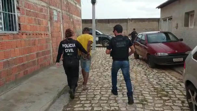 Imagem 1 - Homem é preso após ameaçar de morte a namorada adolescente, em Pau dos Ferros. A prisão aconteceu nesta quarta-feira (15). O ex-presidiário José Leandro de Oliveira Lira, de 30 anos, que estava cumprindo pena em liberdade condicional, acabou sendo preso novamente, por força de uma mandado de prisão, expedido pelo Juízo da 2º Vara da Comarca de Pau dos Ferros, após a denúncia. O Conselho Tutelar do município acompanhou todo o caso, direcionando a menor vítima, após o crime, a uma casa de acolhimento. O suspeito foi encaminhado para o sistema prisional, onde ficará à disposição da justiça. Imagem 1 - Homem é preso após ameaçar de morte a namorada adolescente, em Pau dos Ferros. A prisão aconteceu nesta quarta-feira (15). O ex-presidiário José Leandro de Oliveira Lira, de 30 anos, que estava cumprindo pena em liberdade condicional, acabou sendo preso novamente, por força de uma mandado de prisão, expedido pelo Juízo da 2º Vara da Comarca de Pau dos Ferros, após a denúncia. O Conselho Tutelar do município acompanhou todo o caso, direcionando a menor vítima, após o crime, a uma casa de acolhimento. O suspeito foi encaminhado para o sistema prisional, onde ficará à disposição da justiça.