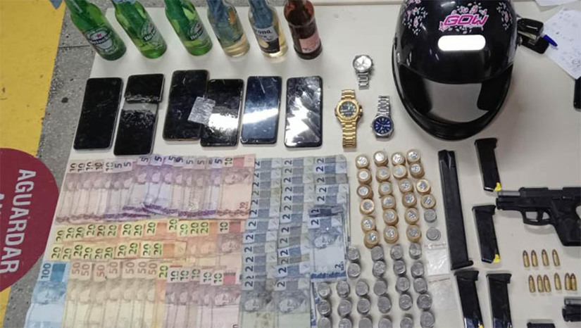 Imagem 1 - Quase 70 pessoas já foram presas no RN por suspeita de participação em ataques criminosos. Desde o início dos ataques, na madrugada da terça-feira (14), as forças de segurança do estado também já apreenderam armas de fogo, munições, artefatos explosivos, galões de gasolina, dinheiro, drogas, além de veículos utilizados nas movimentações dos envolvidos. O reforço no policiamento e o aumento de prisões de suspeitos de envolvimento nos ataques foram essenciais para a retomada de serviços essenciais em cidades afetadas pela onda de crimes. Em Mossoró, a prefeitura decidiu por manter, nesta quinta, a suspensão das atividades nas escolas da rede municipal, bem como nas unidades de Assistência Social, atendimentos nas Unidades Básicas de Saúde (UBSs) e transporte coletivo, visando garantir a segurança da população. Imagem 1 - Quase 70 pessoas já foram presas no RN por suspeita de participação em ataques criminosos. Desde o início dos ataques, na madrugada da terça-feira (14), as forças de segurança do estado também já apreenderam armas de fogo, munições, artefatos explosivos, galões de gasolina, dinheiro, drogas, além de veículos utilizados nas movimentações dos envolvidos. O reforço no policiamento e o aumento de prisões de suspeitos de envolvimento nos ataques foram essenciais para a retomada de serviços essenciais em cidades afetadas pela onda de crimes. Em Mossoró, a prefeitura decidiu por manter, nesta quinta, a suspensão das atividades nas escolas da rede municipal, bem como nas unidades de Assistência Social, atendimentos nas Unidades Básicas de Saúde (UBSs) e transporte coletivo, visando garantir a segurança da população.