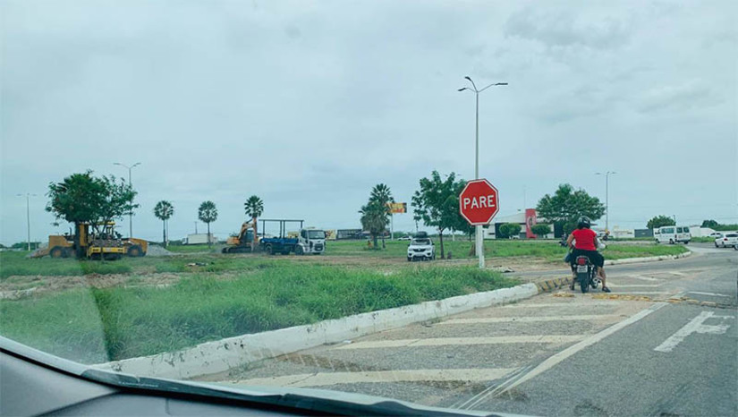 Imagem 1 - Interdição parcial na rotatória do Thermas começa nesta sexta (17) e segue até o final de março. Condutores devem ficar atentos ao passarem pelo local. A informação foi repassada pelo Dnit, nesta quarta-feira (15). O tráfego no trecho será desviado para a alça executada no canteiro e para os viadutos dos bairros da Abolição e Santa Delmira. Ainda segundo o órgão, a interdição é necessária para que as equipes do Departamento realizem os serviços de recuperação da pista interna da rotatória. O trecho estará devidamente sinalizado, alertando para a interdição. Imagem 1 - Interdição parcial na rotatória do Thermas começa nesta sexta (17) e segue até o final de março. Condutores devem ficar atentos ao passarem pelo local. A informação foi repassada pelo Dnit, nesta quarta-feira (15). O tráfego no trecho será desviado para a alça executada no canteiro e para os viadutos dos bairros da Abolição e Santa Delmira. Ainda segundo o órgão, a interdição é necessária para que as equipes do Departamento realizem os serviços de recuperação da pista interna da rotatória. O trecho estará devidamente sinalizado, alertando para a interdição.