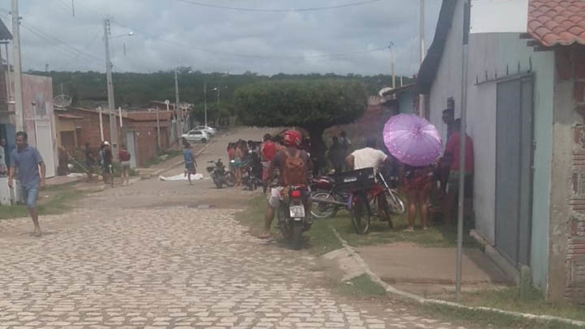 Imagem 1 - PM registra homicídios em dois bairros da cidade de Itajá, na tarde desta quinta-feira (16). A primeira vítima, identificada como Luiz Otavio Soares Dantas, conhecido como "Barão", de 41 anos, era natural de São Rafael. Ele foi seguido e assassinado a tiros em via pública, no bairro Barro Vermelho. Já o segundo crime aconteceu na Rua Etelvino Lopes, no bairro Iguaraçu, nas proximidades da Câmara Municipal. Neste caso, a vítima foi Simão Pedro Ferreira da Silva, de 26 anos, natural de Santa Cruz. A Polícia Civil vai investigar se os dois casos têm ligação. Imagem 1 - PM registra homicídios em dois bairros da cidade de Itajá, na tarde desta quinta-feira (16). A primeira vítima, identificada como Luiz Otavio Soares Dantas, conhecido como "Barão", de 41 anos, era natural de São Rafael. Ele foi seguido e assassinado a tiros em via pública, no bairro Barro Vermelho. Já o segundo crime aconteceu na Rua Etelvino Lopes, no bairro Iguaraçu, nas proximidades da Câmara Municipal. Neste caso, a vítima foi Simão Pedro Ferreira da Silva, de 26 anos, natural de Santa Cruz. A Polícia Civil vai investigar se os dois casos têm ligação.