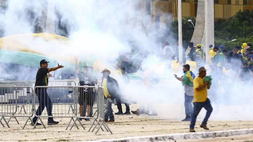 Imagem 1 - PGR denuncia mais 100 pessoas acusadas de participar de atos antidemocráticos, em 8 de janeiro, em Brasília. As petições foram protocoladas nesta quarta-feira (15), no Inquérito 4.921, que apura a participação de incitadores dos atos. Os denunciados devem responder, em liberdade, pelos crimes de incitação equiparada pela animosidade das Forças Armadas contra os Poderes Constitucionais e associação criminosa (art. 286, parágrafo único, e art. 288, ambos do CPP), cuja pena máxima, em caso de condenação, pode atingir 3 anos e 3 meses de reclusão. Imagem 1 - PGR denuncia mais 100 pessoas acusadas de participar de atos antidemocráticos, em 8 de janeiro, em Brasília. As petições foram protocoladas nesta quarta-feira (15), no Inquérito 4.921, que apura a participação de incitadores dos atos. Os denunciados devem responder, em liberdade, pelos crimes de incitação equiparada pela animosidade das Forças Armadas contra os Poderes Constitucionais e associação criminosa (art. 286, parágrafo único, e art. 288, ambos do CPP), cuja pena máxima, em caso de condenação, pode atingir 3 anos e 3 meses de reclusão.