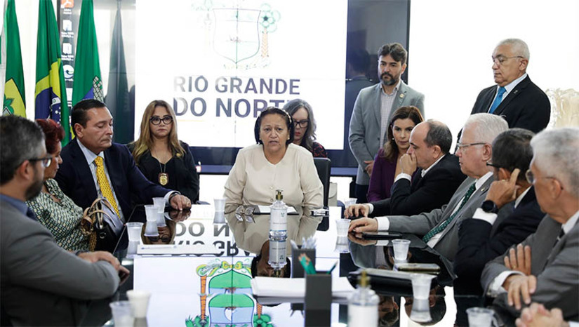 Imagem 1 - Governo cria Gabinete de Gestão de Crise para reforçar medidas de combate à violência. O GGC será composto pelos presidentes dos poderes e dirigentes dos órgãos e instituições. "Estamos diante de atos criminosos. O momento é delicado e estamos alinhando com os poderes públicos e instituições as medidas para proteger a população. Não vamos recuar no combate ao crime e no dever de proteger a população", afirmou a governadora Fátima Bezerra. Por solicitação da governadora ao ministro da Justiça e Segurança Pública, Flávio Dino, o Governo do Estado recebe hoje e amanhã mais policiais da Força Nacional, que vêm auxiliar as forças estaduais. O secretário nacional de Segurança Pública, Tadeu Alencar, antecipou, de sexta (17) para hoje, a presença em Natal. Imagem 1 - Governo cria Gabinete de Gestão de Crise para reforçar medidas de combate à violência. O GGC será composto pelos presidentes dos poderes e dirigentes dos órgãos e instituições. "Estamos diante de atos criminosos. O momento é delicado e estamos alinhando com os poderes públicos e instituições as medidas para proteger a população. Não vamos recuar no combate ao crime e no dever de proteger a população", afirmou a governadora Fátima Bezerra. Por solicitação da governadora ao ministro da Justiça e Segurança Pública, Flávio Dino, o Governo do Estado recebe hoje e amanhã mais policiais da Força Nacional, que vêm auxiliar as forças estaduais. O secretário nacional de Segurança Pública, Tadeu Alencar, antecipou, de sexta (17) para hoje, a presença em Natal.