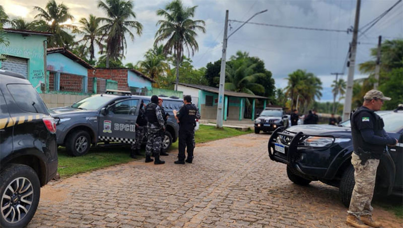Imagem 1 - Força-Tarefa deflagra operação para combater facção responsáveis por ataques no RN. Cerca de 150 policiais estão cumprindo 30 mandados de prisão e 24 mandados de busca e apreensão nos municípios de Natal, Parnamirim e Nísia Floresta/RN, nesta sexta-feira (17). A ação de hoje é realizada no interesse de inquérito policial instaurado no ano de 2022, por meio do qual se identificou a atuação de facção criminosa dedicada ao tráfico de drogas e outros crimes graves, como roubos e homicídios. Entre os alvos da operação está um dos líderes da facção, apontado como responsável por ordenar os recentes ataques acontecidos nesta semana em Natal e diversos municípios do Rio Grande do Norte. De acordo com informações da Secretaria de Segurança Pública, atualizadas até às 8h30 desta sexta, 73 suspeitos de participação nos atos criminosos já foram presos desde a terça-feira (14). Imagem 1 - Força-Tarefa deflagra operação para combater facção responsáveis por ataques no RN. Cerca de 150 policiais estão cumprindo 30 mandados de prisão e 24 mandados de busca e apreensão nos municípios de Natal, Parnamirim e Nísia Floresta/RN, nesta sexta-feira (17). A ação de hoje é realizada no interesse de inquérito policial instaurado no ano de 2022, por meio do qual se identificou a atuação de facção criminosa dedicada ao tráfico de drogas e outros crimes graves, como roubos e homicídios. Entre os alvos da operação está um dos líderes da facção, apontado como responsável por ordenar os recentes ataques acontecidos nesta semana em Natal e diversos municípios do Rio Grande do Norte. De acordo com informações da Secretaria de Segurança Pública, atualizadas até às 8h30 desta sexta, 73 suspeitos de participação nos atos criminosos já foram presos desde a terça-feira (14).