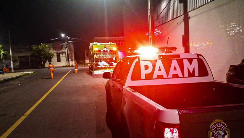 Imagem 1 - Limpeza urbana está acontecendo de maneira alternada em Mossoró. Diante dos ataques criminosos registrados no RN, os carros coletores trabalham com escolta da Guarda Civil Municipal para garantia da integridade dos veículos e proteção dos colaboradores do município. Nesta sexta-feira (17), a coleta está contemplando os bairros Sumaré, Planalto Treze de Maio e Ulrich Graff, além da região Central e principais avenidas da cidade. “Pedimos a colaboração da população que acompanhe os informes da Prefeitura, observando o dia em que a coleta passará no seu bairro. É um momento em que pedimos a colaboração de todos”, frisou João Marcelo, diretor de Serviços Urbanos. Imagem 1 - Limpeza urbana está acontecendo de maneira alternada em Mossoró. Diante dos ataques criminosos registrados no RN, os carros coletores trabalham com escolta da Guarda Civil Municipal para garantia da integridade dos veículos e proteção dos colaboradores do município. Nesta sexta-feira (17), a coleta está contemplando os bairros Sumaré, Planalto Treze de Maio e Ulrich Graff, além da região Central e principais avenidas da cidade. “Pedimos a colaboração da população que acompanhe os informes da Prefeitura, observando o dia em que a coleta passará no seu bairro. É um momento em que pedimos a colaboração de todos”, frisou João Marcelo, diretor de Serviços Urbanos.