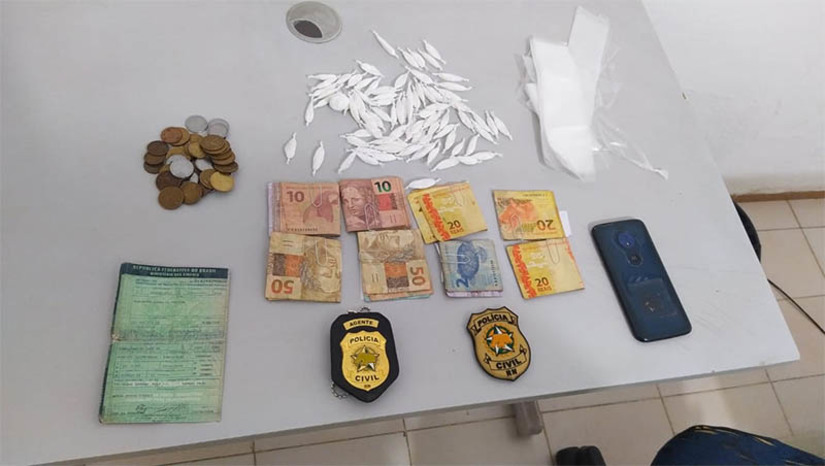 Imagem 1 - Polícia civil prende em flagrante dono de oficina com 80 trouxas de cocaína, em José da Penha. Adalberto Lopes de Freitas, de 61 anos, foi preso nesta sexta-feira (17), pelo crime de tráfico de drogas. De acordo com informações do delegado Hércules Freitas, os policiais cumpriam um mandado de busca e apreensão em desfavor do homem, quando foram encontradas 80 trouxas de cocaína, mais de 800 reais em dinheiro fracionado, uma moto e saquinhos de dindim, na oficina de sua propriedade. Após a prisão, ele confessou que estava comercializando drogas no local. Imagem 1 - Polícia civil prende em flagrante dono de oficina com 80 trouxas de cocaína, em José da Penha. Adalberto Lopes de Freitas, de 61 anos, foi preso nesta sexta-feira (17), pelo crime de tráfico de drogas. De acordo com informações do delegado Hércules Freitas, os policiais cumpriam um mandado de busca e apreensão em desfavor do homem, quando foram encontradas 80 trouxas de cocaína, mais de 800 reais em dinheiro fracionado, uma moto e saquinhos de dindim, na oficina de sua propriedade. Após a prisão, ele confessou que estava comercializando drogas no local.