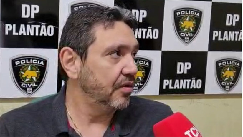 Imagem 1 - Na Delegacia de Plantão, onde foi fazer o Boletim de Ocorrência para ter acesso ao seguro, os policiais desconfiaram, investigaram e descobriram a fraude. Diante dos fatos, o delegado Antônio Teixeira Junior (foto/video) o autuou em flagrante por falsa comunicação de crime. O delegado explicou que o sujeito se aproveitou do momento que o Estado do RN está sofrendo ataques de facções para tentar receber o seguro do carro queimando-o. Imagem 1 - Na Delegacia de Plantão, onde foi fazer o Boletim de Ocorrência para ter acesso ao seguro, os policiais desconfiaram, investigaram e descobriram a fraude. Diante dos fatos, o delegado Antônio Teixeira Junior (foto/video) o autuou em flagrante por falsa comunicação de crime. O delegado explicou que o sujeito se aproveitou do momento que o Estado do RN está sofrendo ataques de facções para tentar receber o seguro do carro queimando-o.