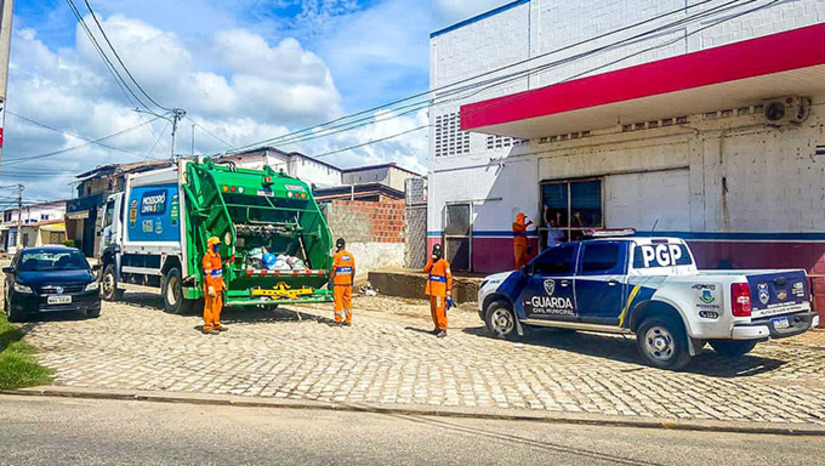 Imagem 1 -  A coleta contemplará os bairros Abolição 1 e 2, Bom Jardim, Santo Antônio, Liberdade 1 e 2, Monte Olimpo, Bom Jesus, Bosque dos Pássaros, Paredões e Barrocas.. A Prefeitura montou uma força-tarefa para garantir os serviços de limpeza urbana em Mossoró. Com organização e cuidado, o Município garante a proteção dos equipamentos e servidores, com escolta da Guarda Civil Municipal.