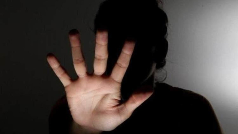 Imagem 1 - Menina de 12 anos é arrastada para terreno baldio e violentada, em Areia Branca. A informação foi confirmada pelo delegado Raphael Laboissiere. O caso aconteceu na sexta-feira (17). A polícia já sabe quem teria sido o autor da agressão e está fazendo diligências para prendê-lo. A menina teria saído de casa para ir à padaria, quando foi abordada pelo suspeito, afirmando ter um recado para ela. Numa distração, ele arrastou para o local onde o crime aconteceu, a agrediu com um cipó e a obrigou a manter relações sexuais com ele. No final dos atos de violência, ele ainda tomou as roupas dela e a obrigou a ir embora usando a cueca dele. Imagem 1 - Menina de 12 anos é arrastada para terreno baldio e violentada, em Areia Branca. A informação foi confirmada pelo delegado Raphael Laboissiere. O caso aconteceu na sexta-feira (17). A polícia já sabe quem teria sido o autor da agressão e está fazendo diligências para prendê-lo. A menina teria saído de casa para ir à padaria, quando foi abordada pelo suspeito, afirmando ter um recado para ela. Numa distração, ele arrastou para o local onde o crime aconteceu, a agrediu com um cipó e a obrigou a manter relações sexuais com ele. No final dos atos de violência, ele ainda tomou as roupas dela e a obrigou a ir embora usando a cueca dele.