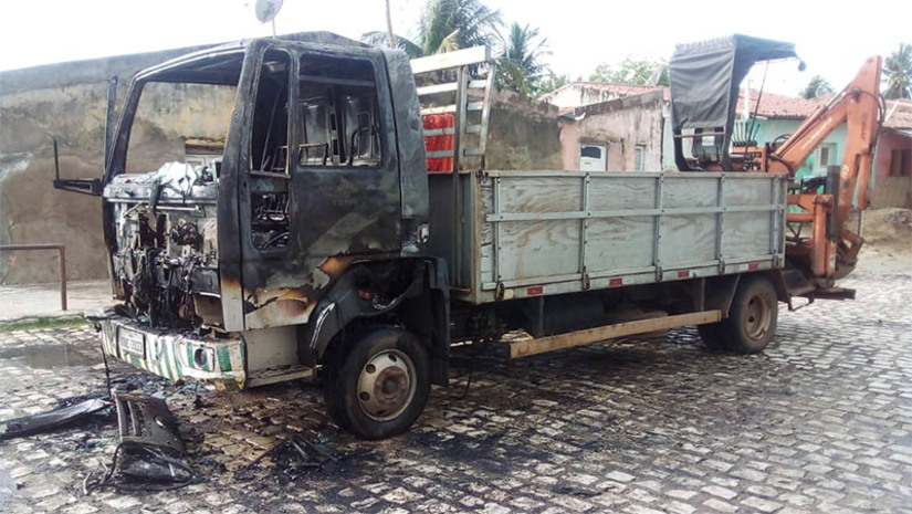 Imagem 1 - Criminosos ateiam fogo em um caminhão da Caern no Alto de São Manoel, em Mossoró. O crime aconteceu na tarde desta segunda-feira (20), na Rua Filgueira Filho. O Corpo de Bombeiros foi acionado e conseguiu conter as chamas, mas a cabine do caminhão ficou completamente destruída. Populares informaram que dois suspeitos, em uma motocicleta, interceptaram o caminhão, ordenaram que o motorista descesse e o incendiaram. Em seguida, fugiram do local a pé. Uma mulher, proprietária da motocicleta utilizada na ação e que seria mãe de um dos suspeitos, foi detida no local. O veículo também foi apreendido. Imagem 1 - Criminosos ateiam fogo em um caminhão da Caern no Alto de São Manoel, em Mossoró. O crime aconteceu na tarde desta segunda-feira (20), na Rua Filgueira Filho. O Corpo de Bombeiros foi acionado e conseguiu conter as chamas, mas a cabine do caminhão ficou completamente destruída. Populares informaram que dois suspeitos, em uma motocicleta, interceptaram o caminhão, ordenaram que o motorista descesse e o incendiaram. Em seguida, fugiram do local a pé. Uma mulher, proprietária da motocicleta utilizada na ação e que seria mãe de um dos suspeitos, foi detida no local. O veículo também foi apreendido.