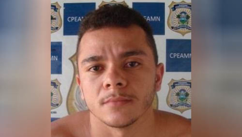 Imagem 1 - Líder de facção e responsável por ataques em Mossoró morre em confronto com a polícia civil. Francisco Allison de Freitas, mais conhecido como "Nazista", de 29 anos, morreu nas primeiras horas desta terça-feira (21). A Polícia Civil do RN, com apoio da PCCE, realizou uma operação para capturá-lo, na zona rural de Icapuí/CE. Ao avistar os policiais, Francisco Allison atirou contra eles, que revidaram a agressão. Na troca de tiros, o homem acabou ferido. Ele ainda chegou a ser socorrido para o Hospital Regional Tarcísio Maia, em Mossoró, mas não resistiu. Com eles, os policiais apreenderam uma arma de fogo e munições. “Nazista” é apontado como o responsável pelos ataques criminoso em Mossoró e região. Na última quarta-feira (15), os policiais apreenderam quase 100 litros de gasolina e munições em um dos endereços dele, um lava a jato na cidade de Mossoró. Imagem 1 - Líder de facção e responsável por ataques em Mossoró morre em confronto com a polícia civil. Francisco Allison de Freitas, mais conhecido como "Nazista", de 29 anos, morreu nas primeiras horas desta terça-feira (21). A Polícia Civil do RN, com apoio da PCCE, realizou uma operação para capturá-lo, na zona rural de Icapuí/CE. Ao avistar os policiais, Francisco Allison atirou contra eles, que revidaram a agressão. Na troca de tiros, o homem acabou ferido. Ele ainda chegou a ser socorrido para o Hospital Regional Tarcísio Maia, em Mossoró, mas não resistiu. Com eles, os policiais apreenderam uma arma de fogo e munições. “Nazista” é apontado como o responsável pelos ataques criminoso em Mossoró e região. Na última quarta-feira (15), os policiais apreenderam quase 100 litros de gasolina e munições em um dos endereços dele, um lava a jato na cidade de Mossoró.