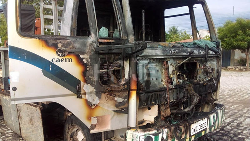 Imagem 1 -  Caern diz que atendimento a população seguirá normalmente em Mossoró e região. Nesta segunda (20), a Companhia recolheu seus carros por medida de segurança,  após um caminhão retrovaletadeira ter sofrido atentado no Alto de São Manoel. No entanto, a Caern informou que o expediente acontecerá normalmente nesta terça (21), tanto na área operacional, como na área comercial e administrativa e que terá apoio da Polícia Militar em quando necessário. Ainda nesta segunda, um menor foi apreendido e confessou o ataque ao veículo, mas foi ouvido e liberado em seguida.