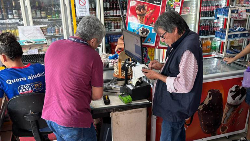 Imagem 1 - IPEM/RN fiscaliza 2500 mil instrumentos nos dois primeiros meses de 2023. As fiscalizações foram realizadas na Região Metropolitana de Natal, em Mossoró e também nos municípios da Região do Mato Grande, no interior do estado. Foram verificadas 1181 bombas de combustíveis, 696 balanças comerciais, 294 taxímetros, 146 esfigmomanômetros (medidores de pressão arterial) e 81 medidores de velocidade (radares), entre outros. Destes, pouco mais de 2% apresentaram algum problema. As verificações são periódicas e tem como objetivo garantir o correto funcionamento dos equipamentos e evitar prejuízos tanto para o consumidor como para o comerciante. Imagem 1 - IPEM/RN fiscaliza 2500 mil instrumentos nos dois primeiros meses de 2023. As fiscalizações foram realizadas na Região Metropolitana de Natal, em Mossoró e também nos municípios da Região do Mato Grande, no interior do estado. Foram verificadas 1181 bombas de combustíveis, 696 balanças comerciais, 294 taxímetros, 146 esfigmomanômetros (medidores de pressão arterial) e 81 medidores de velocidade (radares), entre outros. Destes, pouco mais de 2% apresentaram algum problema. As verificações são periódicas e tem como objetivo garantir o correto funcionamento dos equipamentos e evitar prejuízos tanto para o consumidor como para o comerciante.