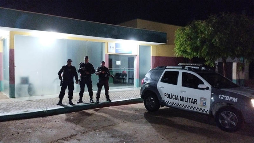 Imagem 1 - Criminosos tentam atear fogo em UBS do município de Caraúbas. O crime foi registrado no início da madrugada desta quarta-feira (22), na UBS Sebastião Ferreira de Oliveira, no Alto São Severino. De acordo com informações da Polícia Militar, que chegou logo em seguida ao local, os criminosos não tiveram sucesso, devido ao solo úmido e ao tempo chuvoso que estava no município. Um galão de combustível vazio foi encontrado no local. O suspeito conseguiu fugir. Imagem 1 - Criminosos tentam atear fogo em UBS do município de Caraúbas. O crime foi registrado no início da madrugada desta quarta-feira (22), na UBS Sebastião Ferreira de Oliveira, no Alto São Severino. De acordo com informações da Polícia Militar, que chegou logo em seguida ao local, os criminosos não tiveram sucesso, devido ao solo úmido e ao tempo chuvoso que estava no município. Um galão de combustível vazio foi encontrado no local. O suspeito conseguiu fugir.