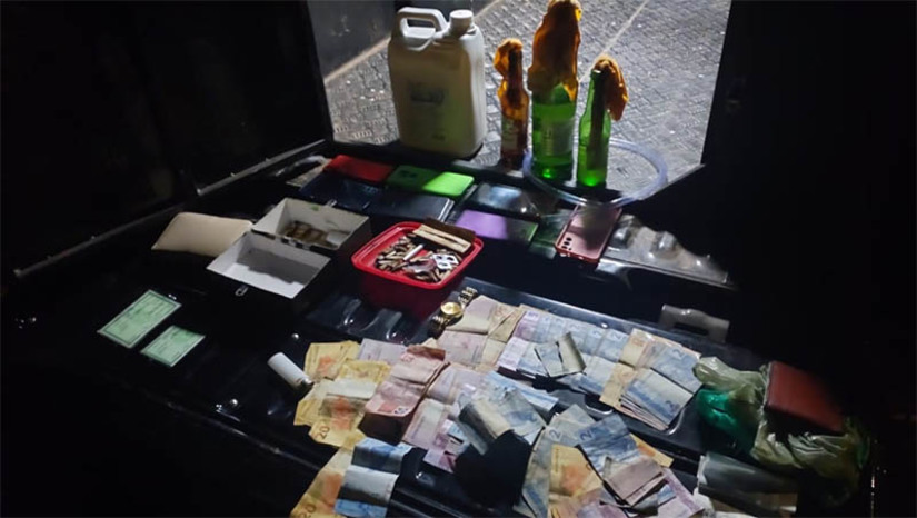 Imagem 1 - Dupla é presa com coquetéis molotov no Alto de São Manoel, em Mossoró. Tiago Nascimento da Silva e Expedito da Costa Melo Neto foram presos na madrugada desta quarta-feira (22), na comunidade do Pirrichil. Os dois são suspeitos por organização criminosa e de participarem dos ataques criminosos que estão acontecendo na cidade e em todo o RN desde a terça-feira (14). Além do material inflamável, a Polícia também encontrou dinheiro fracionado com a dupla. Tiago, que se encontrava foragido da Justiça, tentou fugir, mas foi capturado pelos policiais. Ele e Expedito da Costa foram encaminhados para o sistema prisional, onde permanecerão à disposição da Justiça. Imagem 1 - Dupla é presa com coquetéis molotov no Alto de São Manoel, em Mossoró. Tiago Nascimento da Silva e Expedito da Costa Melo Neto foram presos na madrugada desta quarta-feira (22), na comunidade do Pirrichil. Os dois são suspeitos por organização criminosa e de participarem dos ataques criminosos que estão acontecendo na cidade e em todo o RN desde a terça-feira (14). Além do material inflamável, a Polícia também encontrou dinheiro fracionado com a dupla. Tiago, que se encontrava foragido da Justiça, tentou fugir, mas foi capturado pelos policiais. Ele e Expedito da Costa foram encaminhados para o sistema prisional, onde permanecerão à disposição da Justiça.