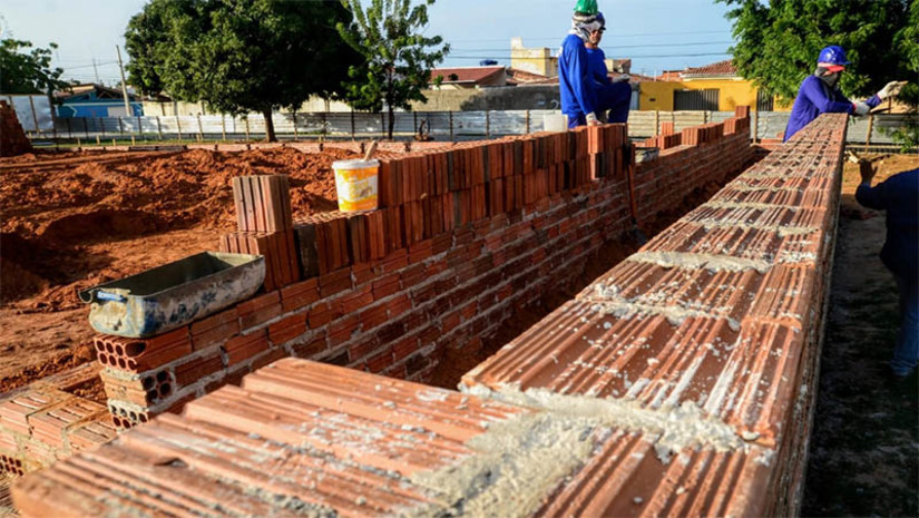 Imagem 1 - PMM abre licitação para conclusão dos serviços e entrega da Praça de Basquete, no Santa Delmira. Por meio da cotação de menor preço, ou seja, proposta mais vantajosa para o município, será contratada uma empresa especializada para o andamento da construção. O documento foi publicado na edição desta segunda-feira (20) do Diário Oficial de Mossoró (DOM). A Praça Clístenis Juny de Souza Alves é um equipamento importante para a integração da comunidade. O projeto idealizado pela Secretaria de Infraestrutura, Meio Ambiente, Urbanismo e Serviços Urbanos (SEIMURB) prevê a construção de quatro quadras, compreendendo quadras de basquete, campo de futebol e áreas de lazer, em um complexo esportivo que atenderá toda a comunidade. Imagem 1 - PMM abre licitação para conclusão dos serviços e entrega da Praça de Basquete, no Santa Delmira. Por meio da cotação de menor preço, ou seja, proposta mais vantajosa para o município, será contratada uma empresa especializada para o andamento da construção. O documento foi publicado na edição desta segunda-feira (20) do Diário Oficial de Mossoró (DOM). A Praça Clístenis Juny de Souza Alves é um equipamento importante para a integração da comunidade. O projeto idealizado pela Secretaria de Infraestrutura, Meio Ambiente, Urbanismo e Serviços Urbanos (SEIMURB) prevê a construção de quatro quadras, compreendendo quadras de basquete, campo de futebol e áreas de lazer, em um complexo esportivo que atenderá toda a comunidade.