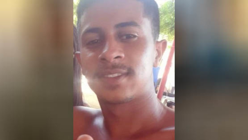 Imagem 1 - Casal é baleado quando entregava lanches em Apodi; homem morre e mulher fica ferida. O casal, identificado como Antônio Victor e Alessandra Dantas, era proprietário de uma lanchonete. De acordo com o Delegado Paulo Nilo, as informações que se tem é que, na noite desta terça-feira (21), eles teriam recebido uma encomenda e ao se aproximarem para fazer a entrega, no bairro Cohab, foram surpreendidos por disparos de arma de fogo. Antônio foi alvejado com apenas um tiro e morreu no local. Alessandra sofreu três disparos de raspão e foi socorrida. A polícia ainda não tem informações sobre motivação do crime e nem sobre sua autoria. Imagem 1 - Casal é baleado quando entregava lanches em Apodi; homem morre e mulher fica ferida. O casal, identificado como Antônio Victor e Alessandra Dantas, era proprietário de uma lanchonete. De acordo com o Delegado Paulo Nilo, as informações que se tem é que, na noite desta terça-feira (21), eles teriam recebido uma encomenda e ao se aproximarem para fazer a entrega, no bairro Cohab, foram surpreendidos por disparos de arma de fogo. Antônio foi alvejado com apenas um tiro e morreu no local. Alessandra sofreu três disparos de raspão e foi socorrida. A polícia ainda não tem informações sobre motivação do crime e nem sobre sua autoria.