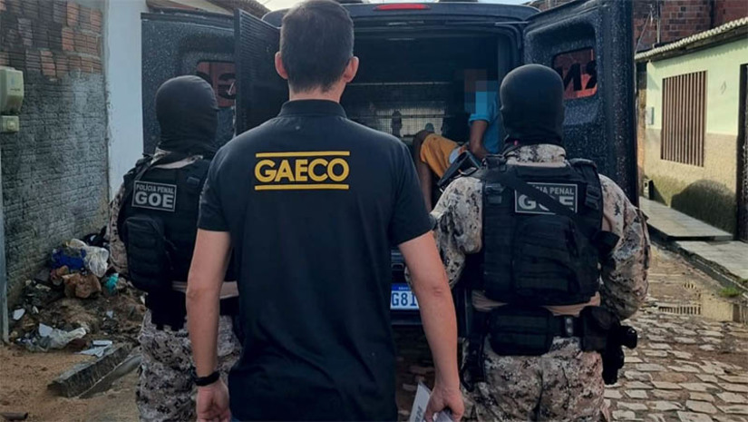 Imagem 1 - Operação conjunta prende envolvidos em ataques criminosos do Rio Grande do Norte. A operação Sentinela, deflagrada nesta quarta-feira (22), cumpriu 13 mandados de prisão e outros 26 de busca e apreensão, nas cidades de Natal, Parnamirim, São Gonçalo do Amarante, Macaíba, Canguaretama, Bom Jesus, Santo Antônio, Caiçara do Norte, Acari e Macau. Dois homens foram presos em flagrante na ação. Houve apreensão de armas, drogas, aparelhos de telefonia celular, documentos e dinheiro vivo. Cinco mandados de prisão não foram cumpridos porque os alvos não foram localizados, totalizando 18 prisões já decretadas na operação Sentinela. Essas pessoas já são consideradas foragidas da Justiça. Imagem 1 - Operação conjunta prende envolvidos em ataques criminosos do Rio Grande do Norte. A operação Sentinela, deflagrada nesta quarta-feira (22), cumpriu 13 mandados de prisão e outros 26 de busca e apreensão, nas cidades de Natal, Parnamirim, São Gonçalo do Amarante, Macaíba, Canguaretama, Bom Jesus, Santo Antônio, Caiçara do Norte, Acari e Macau. Dois homens foram presos em flagrante na ação. Houve apreensão de armas, drogas, aparelhos de telefonia celular, documentos e dinheiro vivo. Cinco mandados de prisão não foram cumpridos porque os alvos não foram localizados, totalizando 18 prisões já decretadas na operação Sentinela. Essas pessoas já são consideradas foragidas da Justiça.