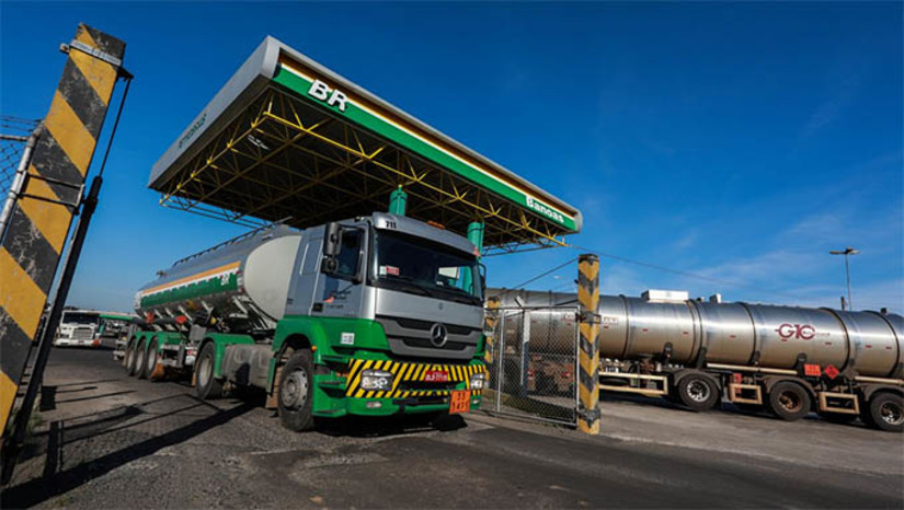 Imagem 1 -  Com a redução de R$ 0,18 por litro, o valor passará de R$ 4,02 para R$ 3,84 por litro.  Em nota, a Petrobras informou que a sua parcela no preço ao consumidor será, em média, R$ 3,45 a cada litro vendido na bomba, após considerar a mistura obrigatória de 90% de diesel A e 10% de biodiesel para a composição do diesel comercializado nos postos.