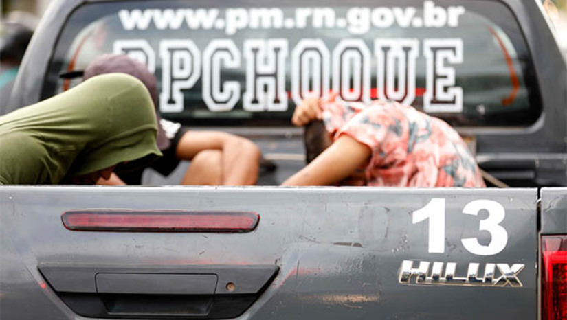 Imagem 1 - Entre os 174 detidos, estão 6 adolescentes, 18 foragidos da Justiça recapturados, 1 tornozelado preso com arma de fogo, 1 tornozelado com galão de gasolina e 2 tornozelados com grande quantidade de drogas. Dos 174 suspeitos presos, 18 foram na "Operação Normandia" e 15 na "Operação Sentinela". Imagem 1 - Entre os 174 detidos, estão 6 adolescentes, 18 foragidos da Justiça recapturados, 1 tornozelado preso com arma de fogo, 1 tornozelado com galão de gasolina e 2 tornozelados com grande quantidade de drogas. Dos 174 suspeitos presos, 18 foram na "Operação Normandia" e 15 na "Operação Sentinela".