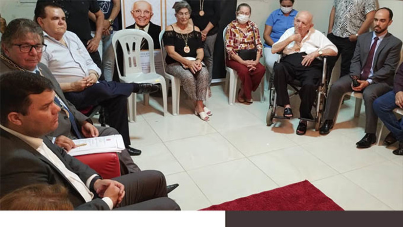 Imagem 1 -  O padre Sátiro Cavalcante Dantas gostou da idéia de resgatar o projeto do memorial futuro santuário de Santa Luzia em Mossoró. A proposta foi resgatada pelo presidente da Câmara de Mossoró, vereador Lawrence Amorim, pensando no fortalecimento da economia através da fé e devoção a Santa Luzia, que atrai milhares de fiés a Mossoró todo ano período de 3 a 13 de dezembro. O mesmo já ocorre em cidades como Juazeiro do Norte (CE), Santa Cruz (RN) e mais recentemente São Miguel (RN).