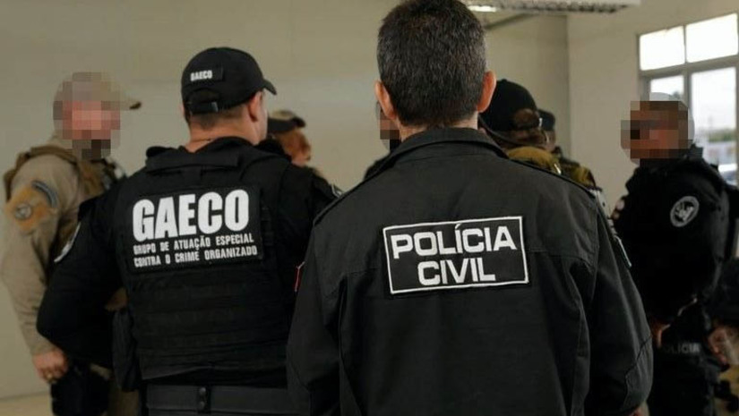 Imagem 1 - Polícia apreende adolescente que emitia falsos “salves” para ataques no RN e na Paraíba. A apreensão aconteceu na manhã desta quinta-feira (23), em Nova Floresta, na Paraíba. O MPRN, o MPPB e a Polícia Civil da Paraíba identificaram a origem das mensagens e deflagraram a operação Domo. Objetos eletrônicos utilizados pelo suspeito foram apreendidos. O adolescente já foi encaminhado para ser ouvido pela Polícia Civil. A Justiça da Paraíba deverá determinar o local onde ele ficará recolhido. Imagem 1 - Polícia apreende adolescente que emitia falsos “salves” para ataques no RN e na Paraíba. A apreensão aconteceu na manhã desta quinta-feira (23), em Nova Floresta, na Paraíba. O MPRN, o MPPB e a Polícia Civil da Paraíba identificaram a origem das mensagens e deflagraram a operação Domo. Objetos eletrônicos utilizados pelo suspeito foram apreendidos. O adolescente já foi encaminhado para ser ouvido pela Polícia Civil. A Justiça da Paraíba deverá determinar o local onde ele ficará recolhido.
