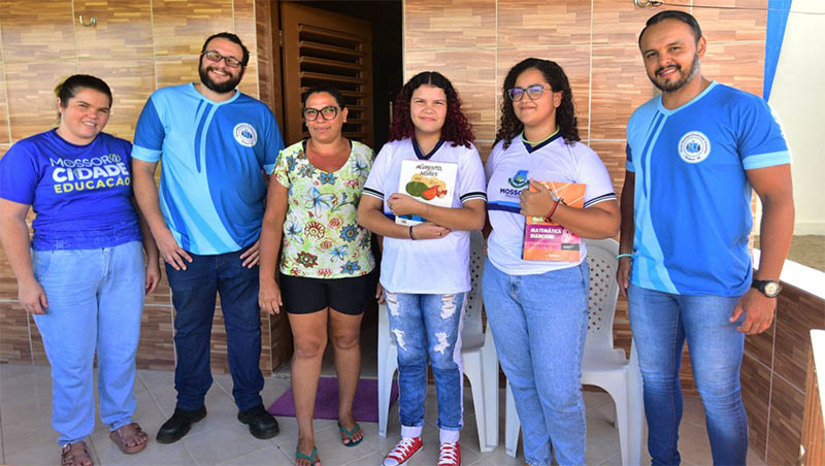 Imagem 1 - 21 alunos da Rede Municipal de Ensino de Mossoró são aprovados no IFRN. Letícia Tayane de França Alves e Sabrina Soares Pereira, ambas com 15 anos, são duas das alunas aprovadas, que agora iniciaram um novo ciclo em suas vidas. “Os professores da escola ajudaram muito, porque sempre que a gente tinha alguma dúvida, eles tiravam, passavam questões semelhantes ao que poderia ser cobrado no IF, isso ajudou muito”, relata Letícia, que vai cursar Edificações a partir da segunda-feira (27), e concluiu o fundamental em 2022, na Escola Dr. José Gonçalves. “É preciso tentar, porque desistir não é uma opção. Devemos sempre seguir em frente”, disse Sabrina como incentivo para os estudante da escola que vão tentar a seleção em 2023. Imagem 1 - 21 alunos da Rede Municipal de Ensino de Mossoró são aprovados no IFRN. Letícia Tayane de França Alves e Sabrina Soares Pereira, ambas com 15 anos, são duas das alunas aprovadas, que agora iniciaram um novo ciclo em suas vidas. “Os professores da escola ajudaram muito, porque sempre que a gente tinha alguma dúvida, eles tiravam, passavam questões semelhantes ao que poderia ser cobrado no IF, isso ajudou muito”, relata Letícia, que vai cursar Edificações a partir da segunda-feira (27), e concluiu o fundamental em 2022, na Escola Dr. José Gonçalves. “É preciso tentar, porque desistir não é uma opção. Devemos sempre seguir em frente”, disse Sabrina como incentivo para os estudante da escola que vão tentar a seleção em 2023.