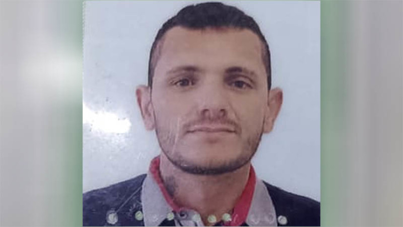 Imagem 1 - Preso de justiça é assassinado a tiros na área de casa, no município de Itaú. Francisco Romário da Silva Brito, de 31 anos, foi morto na noite desta quinta-feira (23), no bairro Parabólica. De acordo com informações da Polícia Militar, a vítima cumpria pena em semiaberto, sendo monitorado por tornozeleira eletrônica e havia se mudado para a cidade há poucos meses. Os suspeitos acessaram a casa dela através de um terreno baldio que tem na parte de trás, a encontraram na área e a alvejaram. Francisco ainda chegou a ser socorrido, mas não resistiu. Ele, que era natural de Janduís, chegou a ser acusado de envolvimento no homicídio do ex-vice prefeito do município, Walter Martins Veras, mas foi absolvido em júri popular realizado em 2022. A Polícia Civil vai investigar a motivação do crime. Imagem 1 - Preso de justiça é assassinado a tiros na área de casa, no município de Itaú. Francisco Romário da Silva Brito, de 31 anos, foi morto na noite desta quinta-feira (23), no bairro Parabólica. De acordo com informações da Polícia Militar, a vítima cumpria pena em semiaberto, sendo monitorado por tornozeleira eletrônica e havia se mudado para a cidade há poucos meses. Os suspeitos acessaram a casa dela através de um terreno baldio que tem na parte de trás, a encontraram na área e a alvejaram. Francisco ainda chegou a ser socorrido, mas não resistiu. Ele, que era natural de Janduís, chegou a ser acusado de envolvimento no homicídio do ex-vice prefeito do município, Walter Martins Veras, mas foi absolvido em júri popular realizado em 2022. A Polícia Civil vai investigar a motivação do crime.