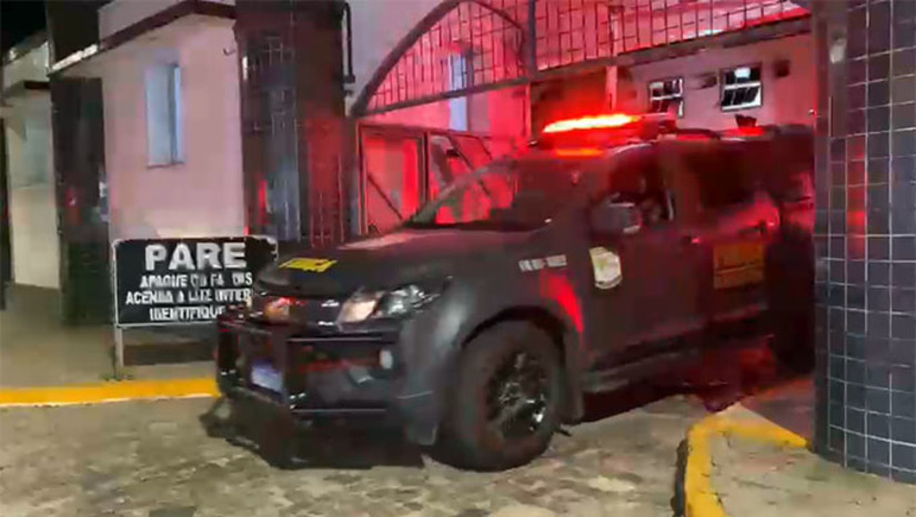 Imagem 1 - Sequência de ataques começaram no dia 14, o dia mais violento do período, levando terror em setores vitais de serviços públicos, como transportes, educação e saúde. A reação das forças de seguranças do Estado em conjunto com as forças de segurança nacional, resultou na prisão de 192 suspeitos, até o início da manhã deste domingo. Neste sábado, dia 25, não foi registrado ataque em nenhuma cidade do Rio Grande do Norte. As forças de segurança continuam mobilizadas em todo o RN. Imagem 1 - Sequência de ataques começaram no dia 14, o dia mais violento do período, levando terror em setores vitais de serviços públicos, como transportes, educação e saúde. A reação das forças de seguranças do Estado em conjunto com as forças de segurança nacional, resultou na prisão de 192 suspeitos, até o início da manhã deste domingo. Neste sábado, dia 25, não foi registrado ataque em nenhuma cidade do Rio Grande do Norte. As forças de segurança continuam mobilizadas em todo o RN.