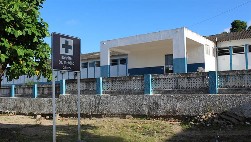 Imagem 1 - Governo do RN vai investir R$ 4,7 milhões para transformar antigo hospital de Canguaretama em policlínica. A nova estrutura beneficiará 27 municípios do Agreste Potiguar e contará com mais de dez especialidades médicas, laboratórios, exames, salas de pequenos procedimentos e cirurgias e farmácia. O edital de licitação da obra foi lançado na semana passada e apresentado oficialmente às autoridades da região nesta segunda-feira (27). O projeto é de recuperação total do antigo hospital de Canguaretama, que data de 1974. A previsão é de 300 dias de trabalho. A ação é fruto da parceria entre as secretarias de Estado da Saúde Pública (Sesap) e da Infraestrutura (SIN). Imagem 1 - Governo do RN vai investir R$ 4,7 milhões para transformar antigo hospital de Canguaretama em policlínica. A nova estrutura beneficiará 27 municípios do Agreste Potiguar e contará com mais de dez especialidades médicas, laboratórios, exames, salas de pequenos procedimentos e cirurgias e farmácia. O edital de licitação da obra foi lançado na semana passada e apresentado oficialmente às autoridades da região nesta segunda-feira (27). O projeto é de recuperação total do antigo hospital de Canguaretama, que data de 1974. A previsão é de 300 dias de trabalho. A ação é fruto da parceria entre as secretarias de Estado da Saúde Pública (Sesap) e da Infraestrutura (SIN).