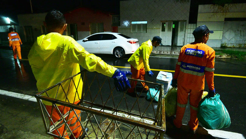 Imagem 1 -  Prefeitura informa retorno parcial de atividades presenciais e serviços no município de Mossoró. O comunicado foi feito na tarde desta segunda-feira (27). Entre as atividades que serão retomadas estão as aulas da rede municipal de ensino, os atendimentos nas unidades básicas de saúde e nos CRAs, os serviços de limpeza urbana e a circulação das linhas de ônibus. “A Prefeitura de Mossoró reforça que segue adotando todas as medidas necessárias para garantir a segurança dos servidores e população, atuando de forma conjunta com todas as forças de segurança do município”, diz a PMM por meio de nota; veja as datas de retomada de cada atividade.