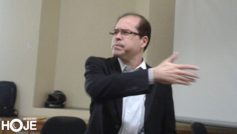 Imagem 1 - A ação foi assinada pelo promotor de Justiça Olegário Gurgel, que também pleiteia R$ 10 milhões em indenização por danos morais coletivos pelo mesmo motivo. Em Resposta, a Prefeitura Municipal de Mossoró divulgou nota, dizendo que investe pesado na estruturação das escolas, que as matrículas são transparentes (online), que aumentou em mil vagas nos últimos dois anos e que, neste ano de 2023, ainda existem 3,5 mil vagas disponíveis nas escolas do município de Mossoró. Imagem 1 - A ação foi assinada pelo promotor de Justiça Olegário Gurgel, que também pleiteia R$ 10 milhões em indenização por danos morais coletivos pelo mesmo motivo. Em Resposta, a Prefeitura Municipal de Mossoró divulgou nota, dizendo que investe pesado na estruturação das escolas, que as matrículas são transparentes (online), que aumentou em mil vagas nos últimos dois anos e que, neste ano de 2023, ainda existem 3,5 mil vagas disponíveis nas escolas do município de Mossoró.
