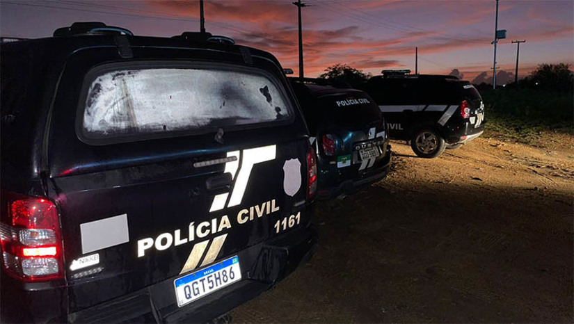 Imagem 1 - Operação resultou nas prisões de 72 suspeitos de envolvimento em ataques criminosos no RN. O número de presos na "Operação Agere pro Viribus" foi atualizado no final da noite desta segunda-feira (27). Ao todo, desde o inícios das ações das forças de segurança no estado, para repressão e combate de membros da facção responsável pelos ataques, 283 suspeitos já foram presos ou detidos (visto que seis deles são menores). Até o último boletim atualizado, enviado pela Secretaria de Segurança Pública, por volta das 18h de ontem, o RN não havia registrado mais nenhum ataque criminoso. Imagem 1 - Operação resultou nas prisões de 72 suspeitos de envolvimento em ataques criminosos no RN. O número de presos na "Operação Agere pro Viribus" foi atualizado no final da noite desta segunda-feira (27). Ao todo, desde o inícios das ações das forças de segurança no estado, para repressão e combate de membros da facção responsável pelos ataques, 283 suspeitos já foram presos ou detidos (visto que seis deles são menores). Até o último boletim atualizado, enviado pela Secretaria de Segurança Pública, por volta das 18h de ontem, o RN não havia registrado mais nenhum ataque criminoso.