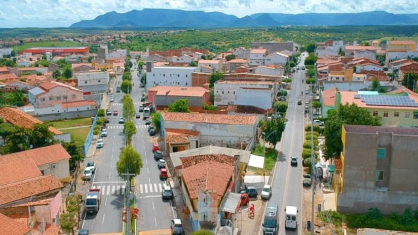 Imagem 1 -  Prefeitura de Pau dos Ferros lança concurso público com 85 vagas para cargos de níveis médi e superior. O edital foi publicado no Diário Oficial do Município, nesta segunda-feira (27). As inscrições serão realizadas, exclusivamente, via internet, a partir das 8h do dia 10 de abril e vão até às 23h59 do dia 07 de maio de 2023, através do site da Comperve, no qual estarão disponíveis o Edital e o formulário de inscrição. A taxa de inscrição para os cargos de Nível Médio é de R$ 150. Já para os cargos de nível superior o valor é de R$ 180. As provas escritas do concurso estão previstas para acontecer no dia 28 de maio, na cidade de Pau dos Ferros.