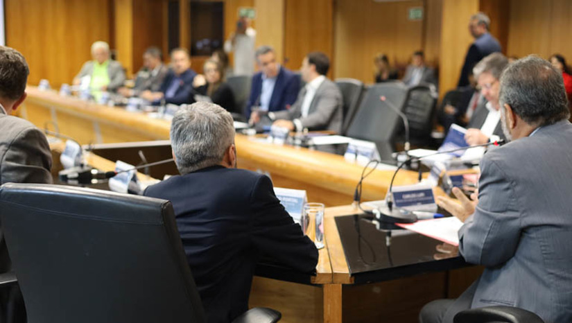Imagem 1 - Conselho da Previdência define teto de juros consignados em 1,97% para desconto em folha. Já para a modalidade via cartão de crédito estará em 2,89%. Os novos tetos foram definidos nesta terça-feira (28), durante reunião, em Brasília. Baseado em estudos dos ministérios, Banco do Brasil e Caixa sobre as operações de crédito, Lupi, que preside o Conselho, apresentou a proposta encaminhada pelo governo federal com índice máximo de 1,97% para o desconto em folha. Após discussões no plenário, os valores finais foram modulados a partir da variação de 0,17% para ambas as taxas, que foram aprovadas por membros do governo, aposentados e trabalhadores, mas com abstenção dos empregadores, representados por organizações formadas por bancos, e voto contrário do Sindicato Nacional de Aposentados, Pensionistas e Idosos (Sindnapi), que defendia 1,90%. Imagem 1 - Conselho da Previdência define teto de juros consignados em 1,97% para desconto em folha. Já para a modalidade via cartão de crédito estará em 2,89%. Os novos tetos foram definidos nesta terça-feira (28), durante reunião, em Brasília. Baseado em estudos dos ministérios, Banco do Brasil e Caixa sobre as operações de crédito, Lupi, que preside o Conselho, apresentou a proposta encaminhada pelo governo federal com índice máximo de 1,97% para o desconto em folha. Após discussões no plenário, os valores finais foram modulados a partir da variação de 0,17% para ambas as taxas, que foram aprovadas por membros do governo, aposentados e trabalhadores, mas com abstenção dos empregadores, representados por organizações formadas por bancos, e voto contrário do Sindicato Nacional de Aposentados, Pensionistas e Idosos (Sindnapi), que defendia 1,90%.