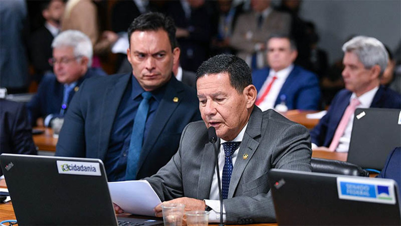Imagem 1 -  Projeto de Lei do senador Styvenson Valentin, do PODEMOS/RN, havia sido apresentado em 2021 e ganhou força quando começou os ataques terroristas (dia 14 de março) no Rio Grande do Norte. Nesta terça-feira, 28, os senadores da Comissão de Segurança aprovaram por unanimidade. A proposta segue agora para a decisão final da Comissão de Constituição, Justiça e Cidadania (CCJ). "É preciso aprovar e colocar em prática esta legislação com o máximo de urgência",  diz o senador Styvenson Valentin, que acompanha pessoalmente cada passo do projeto.