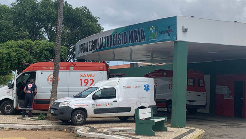 Imagem 1 - Foragido da justiça por descumprir medida protetiva e continuar ameaçando a ex é preso no HRTM . Cidney Eduardo Bezerra da Silva, de 34 anos, era considerado foragido desde janeiro de 2023. Após o recebimento de denúncia anônima, policiais civis da Delegacia Especializada em Atendimento à Mulher e da Delegacia Especializada na Proteção da Criança e do Adolescente de Mossoró, o localizaram no Hospital Tarcísio Maia, em atendimento médico por ter sofrido um acidente automobilístico. Ao receber alta, ele foi preso e encaminhado para o sistema prisional, onde permanecerá à disposição da Justiça. Imagem 1 - Foragido da justiça por descumprir medida protetiva e continuar ameaçando a ex é preso no HRTM . Cidney Eduardo Bezerra da Silva, de 34 anos, era considerado foragido desde janeiro de 2023. Após o recebimento de denúncia anônima, policiais civis da Delegacia Especializada em Atendimento à Mulher e da Delegacia Especializada na Proteção da Criança e do Adolescente de Mossoró, o localizaram no Hospital Tarcísio Maia, em atendimento médico por ter sofrido um acidente automobilístico. Ao receber alta, ele foi preso e encaminhado para o sistema prisional, onde permanecerá à disposição da Justiça.