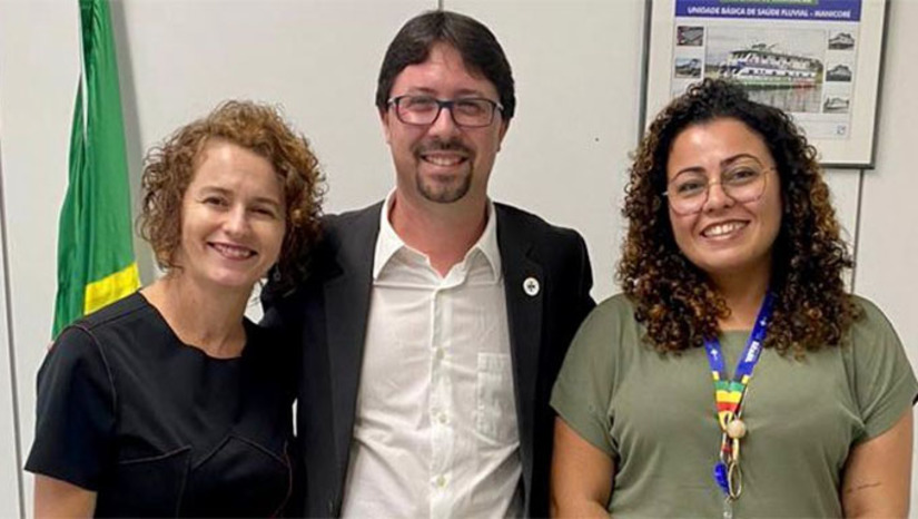 Imagem 1 - O edital do Mais Médicos será lançado na próxima semana priorizando médicos brasileiros nas vagas que não foram preenchidas no último edital. Na ocasião a deputada colocou a necessidade de Mossoró ser priorizada no processo de ampliação do Mais Médicos. “O Mais Médicos existe para suprir uma grande lacuna do atendimento básico de saúde no Brasil. Em Mossoró existe uma necessidade que precisa ser suprida, especialmente na zona rural. Diante da oportunidade fiz a solicitação para que o serviço de saúde de Mossoró consiga reforço para atender realmente a demanda da população”, disse a deputada. Imagem 1 - O edital do Mais Médicos será lançado na próxima semana priorizando médicos brasileiros nas vagas que não foram preenchidas no último edital. Na ocasião a deputada colocou a necessidade de Mossoró ser priorizada no processo de ampliação do Mais Médicos. “O Mais Médicos existe para suprir uma grande lacuna do atendimento básico de saúde no Brasil. Em Mossoró existe uma necessidade que precisa ser suprida, especialmente na zona rural. Diante da oportunidade fiz a solicitação para que o serviço de saúde de Mossoró consiga reforço para atender realmente a demanda da população”, disse a deputada.