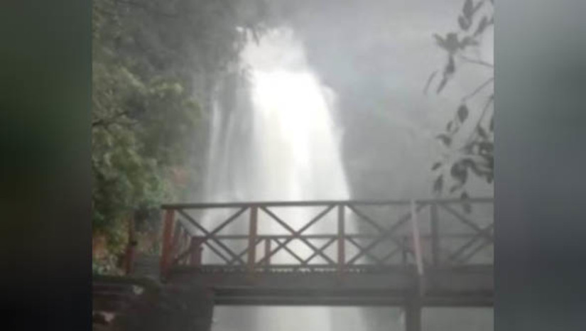 Imagem 1 - Com vários açudes “sangrando” no RN, bombeiro dá dicas para evitar afogamentos nos mananciais. Somente neste mês de março, as chuvas levaram à sangria de açudes localizados em diversos municípios potiguares, entre eles os de Encanto, Riacho da Cruz, Rodolfo Fernandes, Triunfo Potiguar, Tabuleiro Grande, Severiano Melo, Alexandria, Doutor Severiano, além de provocarem um belo espetáculo nas cachoeira do Pinga (em Portalegre), do Roncador e da Carapina (em Felipe Guerra). As sangrias são verdadeiros atrativos turísticos para os municípios e motivo de alegria para a população, que aproveita o momento para se divertir, tomar banho e, alguns, para beber próximo aos mananciais. Mas nem tudo é só alegria, também é preciso estar alerta aos perigos que essas águas, com fortes correntezas, representam. Pensando nisso, o tenente Martins Neto, do Corpo de Bombeiros de Mossoró, deu algumas dicas para evitar afogamentos nesses locais; confira Imagem 1 - Com vários açudes “sangrando” no RN, bombeiro dá dicas para evitar afogamentos nos mananciais. Somente neste mês de março, as chuvas levaram à sangria de açudes localizados em diversos municípios potiguares, entre eles os de Encanto, Riacho da Cruz, Rodolfo Fernandes, Triunfo Potiguar, Tabuleiro Grande, Severiano Melo, Alexandria, Doutor Severiano, além de provocarem um belo espetáculo nas cachoeira do Pinga (em Portalegre), do Roncador e da Carapina (em Felipe Guerra). As sangrias são verdadeiros atrativos turísticos para os municípios e motivo de alegria para a população, que aproveita o momento para se divertir, tomar banho e, alguns, para beber próximo aos mananciais. Mas nem tudo é só alegria, também é preciso estar alerta aos perigos que essas águas, com fortes correntezas, representam. Pensando nisso, o tenente Martins Neto, do Corpo de Bombeiros de Mossoró, deu algumas dicas para evitar afogamentos nesses locais; confira