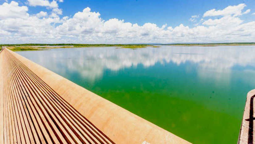 Imagem 1 -  Em três dias de fortes chuvas no interior, Barragem de Santa Cruz ultrapassa 50% de sua capacidade. Somente nos últimos três dias o segundo maior reservatório do Rio Grande do Norte teve um ganho percentual de 8,41% das suas reservas hídricas. O valor percentual acumulado já supera seu maior volume apresentado em 2022, que foi de 44,63% no dia 21 de junho. Nesta quinta-feira (30), de acordo com relatório divulgado pelo Igarn, a barragem acumula 310.260.000 m³, correspondentes a 51,74% da sua capacidade total.