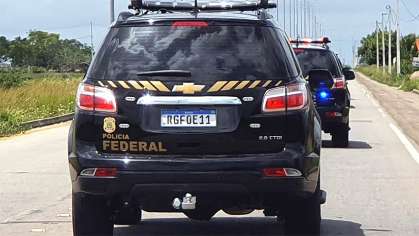 Imagem 1 - “Viúvas Fake”: PF cumpre mandados contra irmãs que aplicavam golpes na previdência do RN. Mandados de busca e apreensão estão sendo cumpridos nesta sexta (31), nas cidades de Natal e Nova Cruz/RN. De acordo com as investigações, a duas irmãs investigadas simulavam união estável com homens falecidos que não apresentassem dependentes aptos ao recebimento de pensão por morte, observando-se, inclusive, que uma delas conseguiu, mediante uso de escritura de doação inidônea, apropriar-se de bem imóvel de um dos finados beneficiários da Previdência. De acordo com o cálculo referente aos benefícios identificados, as irmãs suspeitas causaram um prejuízo aproximado de R$ 262 mil ao INSS. Imagem 1 - “Viúvas Fake”: PF cumpre mandados contra irmãs que aplicavam golpes na previdência do RN. Mandados de busca e apreensão estão sendo cumpridos nesta sexta (31), nas cidades de Natal e Nova Cruz/RN. De acordo com as investigações, a duas irmãs investigadas simulavam união estável com homens falecidos que não apresentassem dependentes aptos ao recebimento de pensão por morte, observando-se, inclusive, que uma delas conseguiu, mediante uso de escritura de doação inidônea, apropriar-se de bem imóvel de um dos finados beneficiários da Previdência. De acordo com o cálculo referente aos benefícios identificados, as irmãs suspeitas causaram um prejuízo aproximado de R$ 262 mil ao INSS.