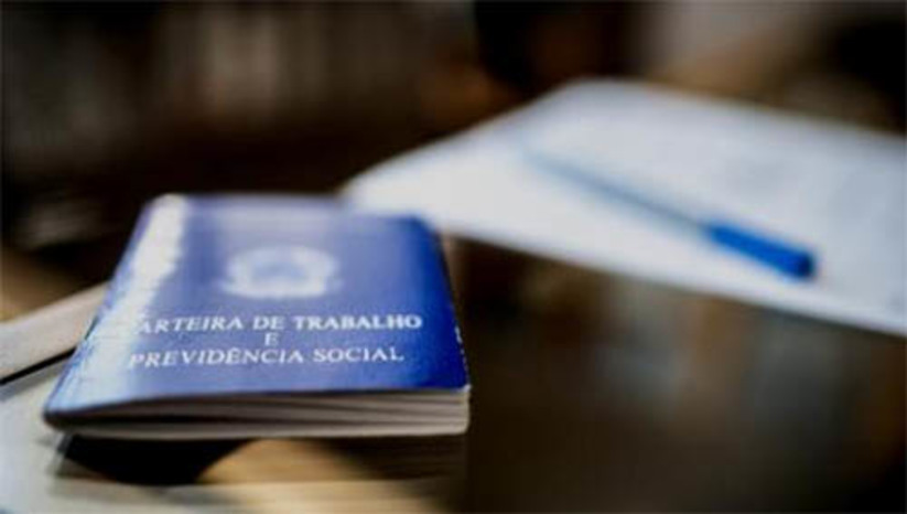 Imagem 1 - Taxa de desemprego cresce no primeiro trimestre de 2023 e número de desocupados chega 9,2 milhões de pessoas. Os dados são da Pesquisa Nacional por Amostra de Domicílios Contínua (Pnad Contínua), divulgada hoje (31) pelo IBGE. “No trimestre encerrado em fevereiro, esse aumento da desocupação ocorreu após seis trimestres de quedas significativas seguidas, que foram muito influenciadas pela recuperação do trabalho no pós-pandemia. Voltar a ter crescimento da desocupação nesse período pode sinalizar o retorno à sazonalidade característica do mercado de trabalho. Se olharmos retrospectivamente, na série histórica da pesquisa, todos os trimestres móveis encerrados em fevereiro são marcados pela expansão da desocupação, com exceção de 2022”, explica a coordenadora de Trabalho e Rendimento do IBGE, Adriana Beringuy. Imagem 1 - Taxa de desemprego cresce no primeiro trimestre de 2023 e número de desocupados chega 9,2 milhões de pessoas. Os dados são da Pesquisa Nacional por Amostra de Domicílios Contínua (Pnad Contínua), divulgada hoje (31) pelo IBGE. “No trimestre encerrado em fevereiro, esse aumento da desocupação ocorreu após seis trimestres de quedas significativas seguidas, que foram muito influenciadas pela recuperação do trabalho no pós-pandemia. Voltar a ter crescimento da desocupação nesse período pode sinalizar o retorno à sazonalidade característica do mercado de trabalho. Se olharmos retrospectivamente, na série histórica da pesquisa, todos os trimestres móveis encerrados em fevereiro são marcados pela expansão da desocupação, com exceção de 2022”, explica a coordenadora de Trabalho e Rendimento do IBGE, Adriana Beringuy.