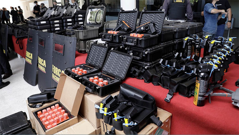 Imagem 1 - RN recebe veículos, armas, equipamentos e recursos extraordinários do Governo Federal. Os equipamentos e recursos foram repassados nesta sexta-feira (31) e integram também o novo Programa Nacional de Segurança Pública com Cidadania (Pronasci II) que visa o fortalecimento da Segurança Pública. Segundo o ministro da Defesa, Flávio Dino, o RN é o primeiro estado a receber equipamentos no programa. Eles serão destinados ao Batalhão de Polícia de Choque, à inteligência, patrulhamento ostensivo, Delegacia Especializada no Atendimento à Mulher, Patrulha Maria da Penha e Divisão Especializada em Investigação e Combate ao Crime Organizado. Imagem 1 - RN recebe veículos, armas, equipamentos e recursos extraordinários do Governo Federal. Os equipamentos e recursos foram repassados nesta sexta-feira (31) e integram também o novo Programa Nacional de Segurança Pública com Cidadania (Pronasci II) que visa o fortalecimento da Segurança Pública. Segundo o ministro da Defesa, Flávio Dino, o RN é o primeiro estado a receber equipamentos no programa. Eles serão destinados ao Batalhão de Polícia de Choque, à inteligência, patrulhamento ostensivo, Delegacia Especializada no Atendimento à Mulher, Patrulha Maria da Penha e Divisão Especializada em Investigação e Combate ao Crime Organizado.