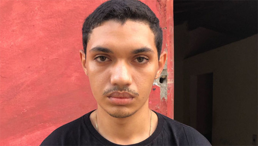 Imagem 1 - A vítima é Antônio Maykon Moreira da Silva, de 20 anos, que estava sendo procurado pela Justiça desde o dia 24 de março passado. O local foi isolado pela Polícia Militar e o corpo removido para exames na sede do ITEP. O caso será investigado pela Polícia Civil. Imagem 1 - A vítima é Antônio Maykon Moreira da Silva, de 20 anos, que estava sendo procurado pela Justiça desde o dia 24 de março passado. O local foi isolado pela Polícia Militar e o corpo removido para exames na sede do ITEP. O caso será investigado pela Polícia Civil.