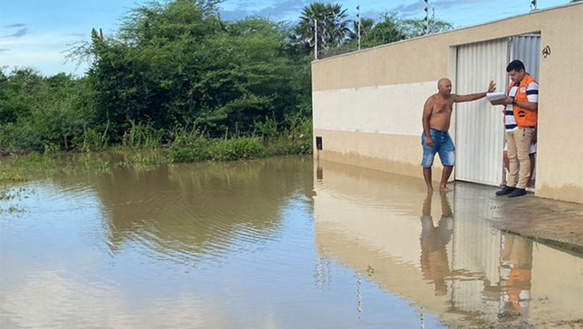 Imagem 1 - A água começou a chegar as casas das margens do Rio Apodi/Mossoró nos bairros Alto da Conceição e Barrocas, depois das sangrias dos açudes da Chapada do Apodi e de Apanha Peixe, em Caraúbas-RN. O maior volume de água na Bacia Hidrográfica Apodi/Mossoró, está sendo represada na Barragem de Santa Cruz, em Apodi. Este reservatório está com 55% de sua capacidade total de armazenamento, que é 600 milhões de metros cúbicos de água. Além de monitorar as áreas ribeirinhas em Mossoró, o coordenador da Defesa Civil, Alcivan Gama, também acompanha o reabastecimento dos açudes no Alto Oeste Potiguar. Imagem 1 - A água começou a chegar as casas das margens do Rio Apodi/Mossoró nos bairros Alto da Conceição e Barrocas, depois das sangrias dos açudes da Chapada do Apodi e de Apanha Peixe, em Caraúbas-RN. O maior volume de água na Bacia Hidrográfica Apodi/Mossoró, está sendo represada na Barragem de Santa Cruz, em Apodi. Este reservatório está com 55% de sua capacidade total de armazenamento, que é 600 milhões de metros cúbicos de água. Além de monitorar as áreas ribeirinhas em Mossoró, o coordenador da Defesa Civil, Alcivan Gama, também acompanha o reabastecimento dos açudes no Alto Oeste Potiguar.