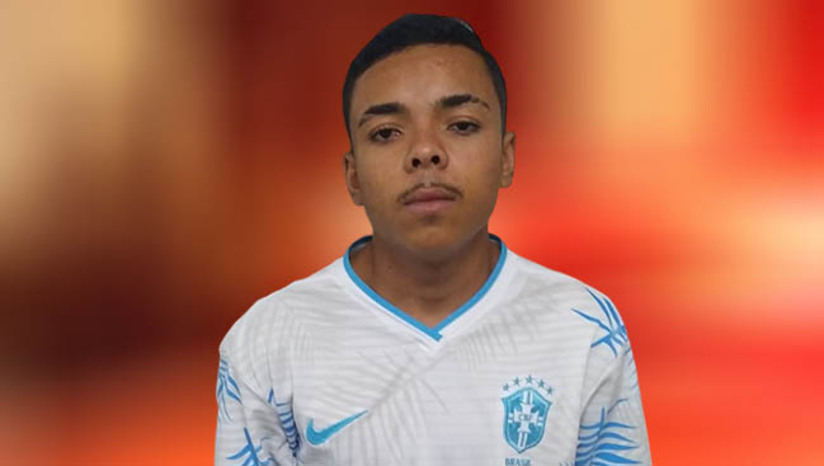 Imagem 1 - Polícia prende suspeito de matar o primo e jogar corpo em matagal, em Luís Gomes. Francisco Weliton do Nascimento Oliveira foi preso no sábado (1º), no município de Pau dos Ferros. Ele era considerado foragido e vinha sendo procurado pelo homicídio do primo dele, o adolescente Danilo da Silva Gomes, encontrado morto em um matagal da Comunidade do Santo André, no dia 2 de fevereiro deste ano. No dia 6 de março um menor já havia sido apreendido por participação no crime. De acordo com o delegado Hércules Freitas, Francisco Weliton também é suspeito de participação na tentativa de homicídio de Rian Vieira Honorato, de 21 anos, ocorrida em 23 de fevereiro de 2023. Após a prisão, ele foi conduzido para o sistema prisional. Imagem 1 - Polícia prende suspeito de matar o primo e jogar corpo em matagal, em Luís Gomes. Francisco Weliton do Nascimento Oliveira foi preso no sábado (1º), no município de Pau dos Ferros. Ele era considerado foragido e vinha sendo procurado pelo homicídio do primo dele, o adolescente Danilo da Silva Gomes, encontrado morto em um matagal da Comunidade do Santo André, no dia 2 de fevereiro deste ano. No dia 6 de março um menor já havia sido apreendido por participação no crime. De acordo com o delegado Hércules Freitas, Francisco Weliton também é suspeito de participação na tentativa de homicídio de Rian Vieira Honorato, de 21 anos, ocorrida em 23 de fevereiro de 2023. Após a prisão, ele foi conduzido para o sistema prisional.