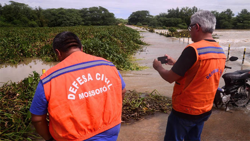 Imagem 1 -  Defesa Civil intensifica monitoramento do nível do Rio Mossoró em Passagem de Pedra. Nesta segunda-feira, 3, a Defesa Civil esteve na comunidade Passagem de Pedra monitorando a região e orientando a população ribeirinha sobre os riscos e os cuidados que se deve ter em caso de enchentes e outros desastres naturais. A Prefeitura segue trabalhando no fortalecimento do Plano de Contingência do Município. Todas as Secretarias que fazem parte do Sistema de Defesa Civil estão prontas para agir em caso de necessidade de apoio às pessoas desalojadas ou desabrigadas.
