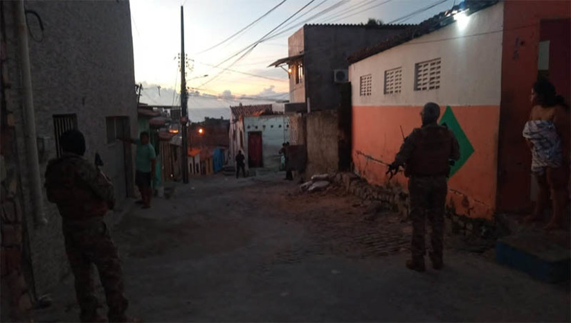 Imagem 1 - Operação “Trem Bala”: polícia do RN prende membros de facção responsável por ataques no Estado. A operação foi deflagrada na manhã desta terça-feira (4). A investigação foi realizada por meio da Delegacia Especializada em Narcóticos (DENARC) e contou com o apoio de 24 equipes policiais. Mandados de prisão e busca e apreensão foram cumpridos em Natal e no interior. Entre os presos, estão membros de uma facção criminosa apontada como responsável pelos ataques criminosos registrados no Estado no último mês, além de envolvidos com o tráfico de drogas. A Polícia Civil vai conceder uma entrevista coletiva ainda nesta manhã, para detalhar as ações da operação. Imagem 1 - Operação “Trem Bala”: polícia do RN prende membros de facção responsável por ataques no Estado. A operação foi deflagrada na manhã desta terça-feira (4). A investigação foi realizada por meio da Delegacia Especializada em Narcóticos (DENARC) e contou com o apoio de 24 equipes policiais. Mandados de prisão e busca e apreensão foram cumpridos em Natal e no interior. Entre os presos, estão membros de uma facção criminosa apontada como responsável pelos ataques criminosos registrados no Estado no último mês, além de envolvidos com o tráfico de drogas. A Polícia Civil vai conceder uma entrevista coletiva ainda nesta manhã, para detalhar as ações da operação.