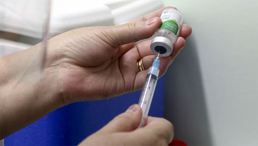 Imagem 1 -  Campanha de Vacinação contra a Influenza inicia no dia 10 de abril. A campanha, que segue até o dia 31 de maio, é uma das medidas de prevenção mais importantes contra a Influenza, uma infecção respiratória aguda que afeta o sistema respiratório e é de alta transmissibilidade. O objetivo é reduzir as complicações, internações e a mortalidade decorrentes das infecções pelo vírus na população-alvo para a vacinação, além de contribuir para a redução da circulação viral, especialmente nos indivíduos que apresentam fatores ou condições de risco. A meta é vacinar pelo menos 90% de cada um dos grupos prioritários; veja quem são os grupos prioritários.